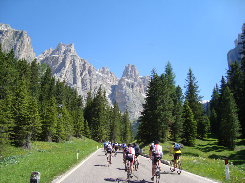 gal/2010/07 - Sella Ronda Bike Day 2010/05 - SellaRonda_Bike_Day/04 - L_affascinante e duro Passo Sella/1verso-il-sella_01.jpg